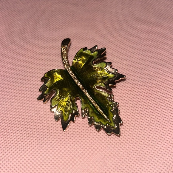Brooch pin shape of leaf - Picture 1 of 3